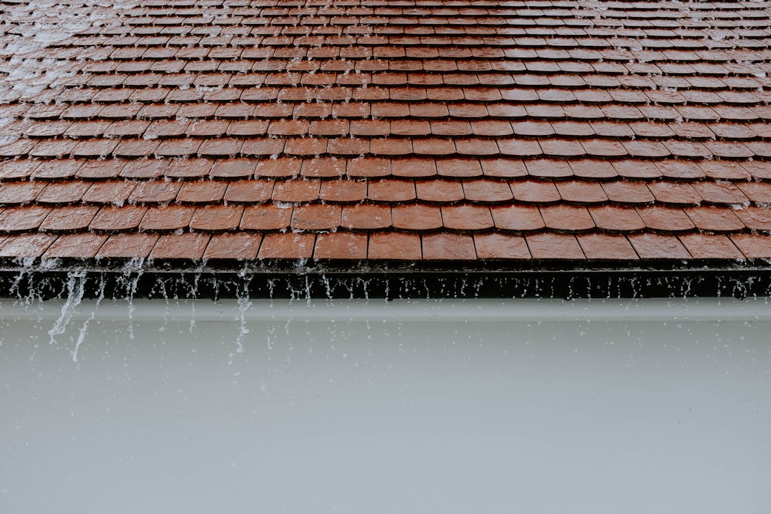 eau de pluie s'écoulant du toit