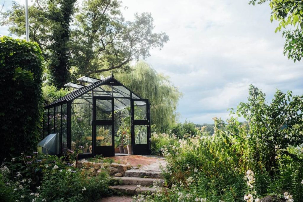 Un solarium dans un jardin