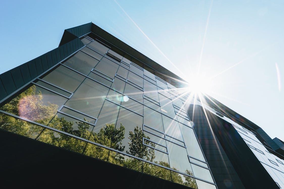 bâtiment commercial avec des fenêtres propres reflétant la lumière du soleil